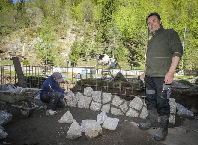 Pri Megličevih ravno te dni gradijo protipoplavni obrambni zid. FOTO: Jože Suhadolnik/Delo