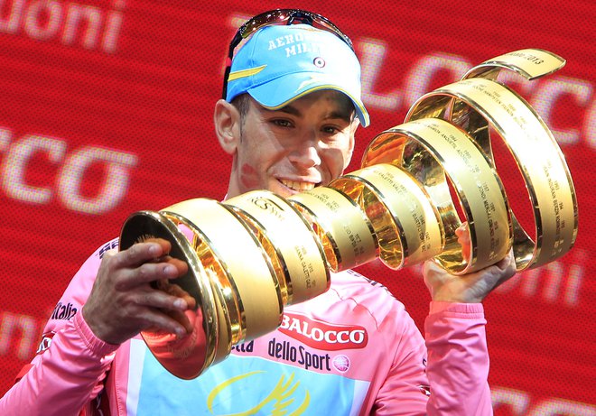 Takole je Vincenzo Nibali leta 2013 v Brescii proslavil prvo zmago na Giru, tri leta kasneje je zmagal drugič, to je bila tudi zadnja italijanska zmaga na rožnati pentlji. FOTO: Reuters