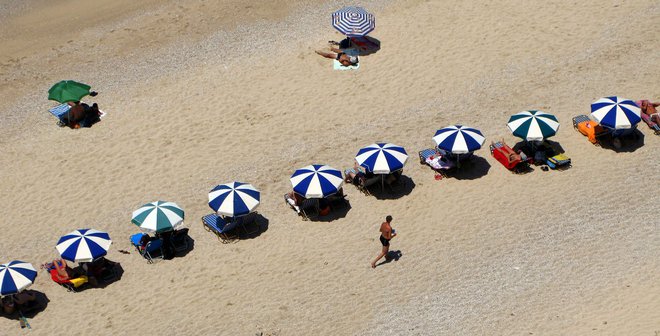 Še lani so tisti z najnižjim plačami 40 odstoktov regresa plačali državi, letos lahko brez strahu zapravijo vse. Foto: Blaž Samec