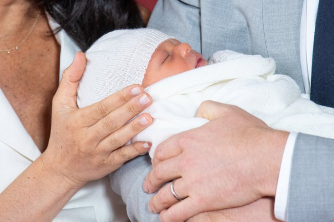 Princ Harry in Meghan sta pokazala otročiča, rojenega v ponedeljek. FOTO: Dominic Lipinski/Reuters