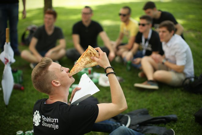 Študenti še zmeraj zaužijejo premalo zelenjave, polnozrnatih živil, stročnic in rib. FOTO: Jure Eržen