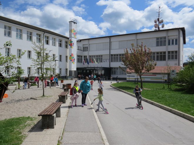 Osnovno šolo v Dolenjem Logatcu pesti tudi pomanjkanje igralnih površin. FOTO: Bojan Rajšek/Delo