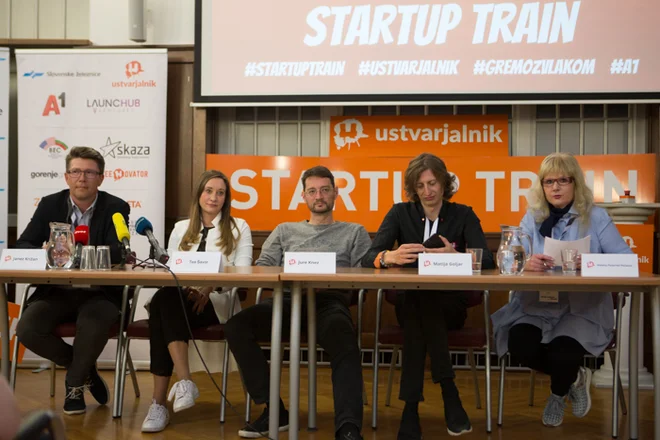 Janez Križan (A1), Tea Šavor (SŽ), Jure Knez (Dewesoft), Matija Goljar (Ustvarjalnik) in moderatorka Helena Peternel Pečauer ob predstavitvi Startup vlaka. FOTO: Arhiv Ustvarjalnika