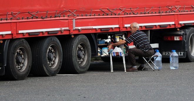 &raquo;Kamion je moj edini dom in postelja, jaz pa rad umrl bi doma,&laquo; je pel Tomaž Domicelj v priljubljeni pesmi iz 80. let <em>Kamionar</em>. Ta posel je bil vedno trd, se pa zdi, da je iz leta v leto še trši. Foto Tadej Regent