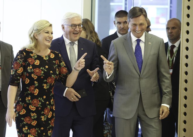 Ko sta leta 2017 slovenski predsednik Borut Pahor in njegova hrvaška kolegica Kolinda Grabar-Kitarović na Brdu gostila proces Brdo-Brioni, je bil posebni gost nemški predsednik Frank-Walter Steinmeier (v sredini). Foto: Jože Suhadolnik