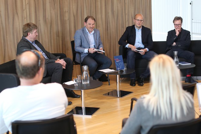 V razpravi so sodelovali (z leve): Rok Svetlič, voditelj Gorazd Justinek, avtor knjige Jernej Letnar Černič in Jan Zobec. FOTO: Tomi Lombar/Delo