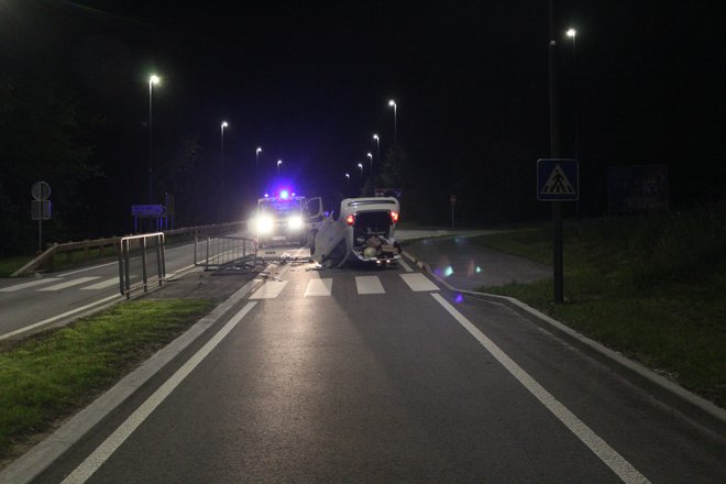 Vozilo je trčilo v varovalno ograjo, se prevrnilo na streho in obstalo sredi ceste. FOTO: PU Kranj