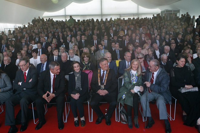 Po nekaterih ocenah se je praznovanja na Ljubljanskem gradu udeležilo več kot 700 uglednih gostov iz politike, športa in gospodarstva. FOTO: Mavric Pivk