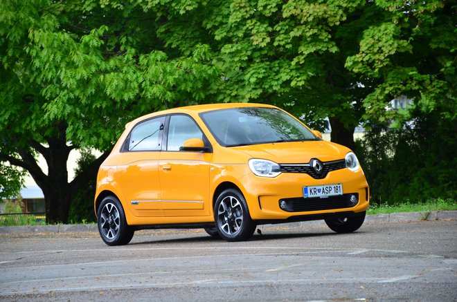 Twingo je prestal nekaj drobnih oblikovalskih posegov in dobil nekoliko izpiljene bencinske motorje. Morda pripravijo tudi električnega. FOTO: Gašper Boncelj