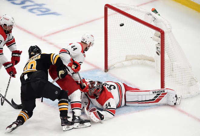 Hokejistom Bostona se je odprlo šele v zadnji tretjini. FOTO: Reuters