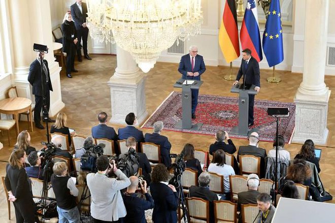 Slovenski predsednik Pahor in njegov nemški kolega Steinmeier med današnjo novinarsko konferenco. FOTO: Tamino Petelinšek/STA