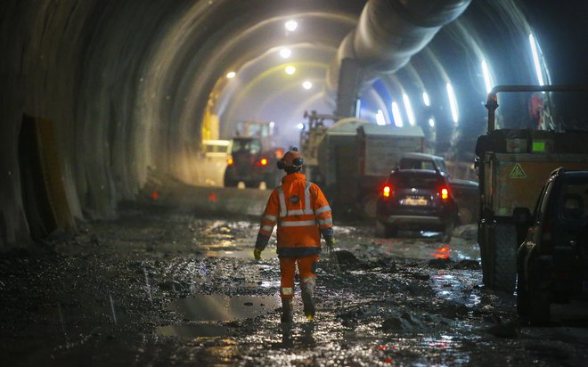 Medtem ko so Avstrijci že globoko po Karavankami, na slovenski strani ni znano, kdaj se bo gradnja začela. Tudi zaradi primera Karavank se spreminja pravno varstvo v javnem naročanju. FOTO: Jože Suhadolnik