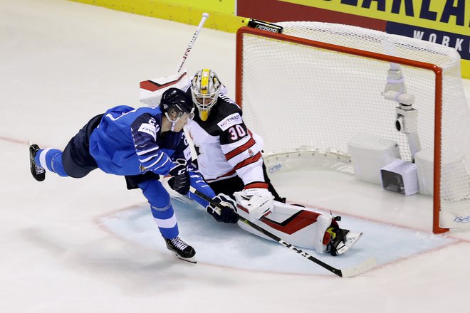 Mladi Finec Kaapo Kakko je zabil prvi (na fotografiji) in tretji gol v mrežo Kanadčanov. FOTO: Reuters