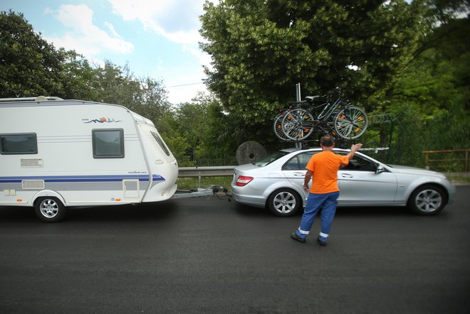 Stacionarna prikolica je uporabna samo v kampih, medtem ko potovalne zagotavljajo neodvisnost, saj je v njih vse, poleg tega pa nič "ne kaplja in ne curlja".  FOTO: Jure Eržen