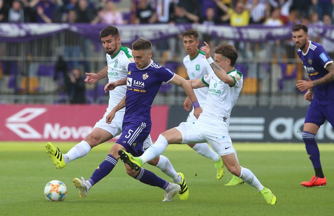 Rok Kronaveter (levo), Stefan Savić in drugi zeleno-beli so bili v Ljudskem vrtu prehitri, spretnejši in učinkovitejši od tekmeca Blaža Vrhovca (v sredini) in njegovih vijoličnih kolegov. Ljubljančani so pokvarili čago in preložili šampionsko vijolično veselico. FOTO: Tadej Regent/Delo