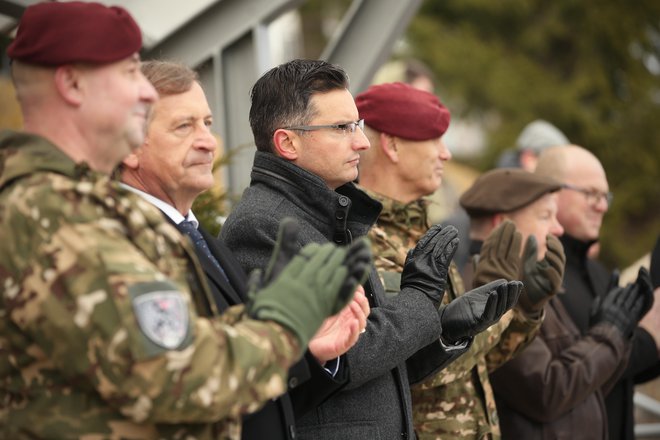 Karl Erjavec in Marjan Šarec v družbi vojakov. FOTO: Jure Eržen