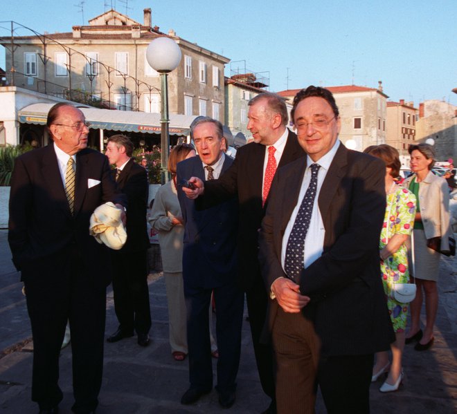 Gianni De Michelis se je leta 2001 v Piranu udeležil slovesnosti ob dnevu državnosti. Za njim takratni zunanji minister Dimitrij Rupel. Foto: Voranc Vogel