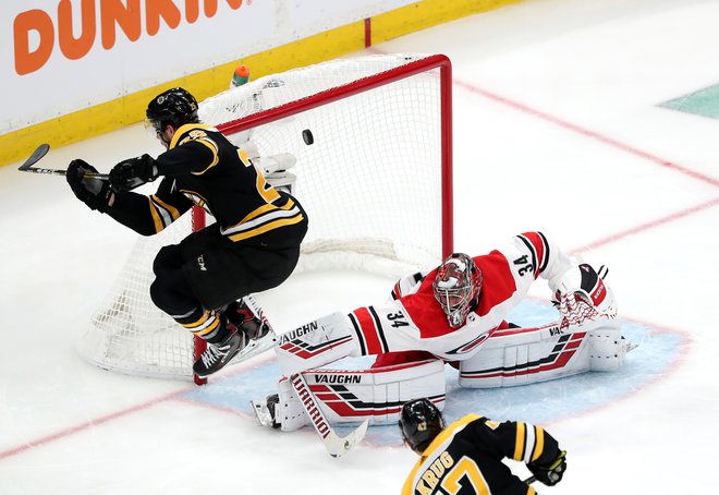 Boston Bruins so še drugič zapored premagali Carolino Hurricanes. FOTO: AFP