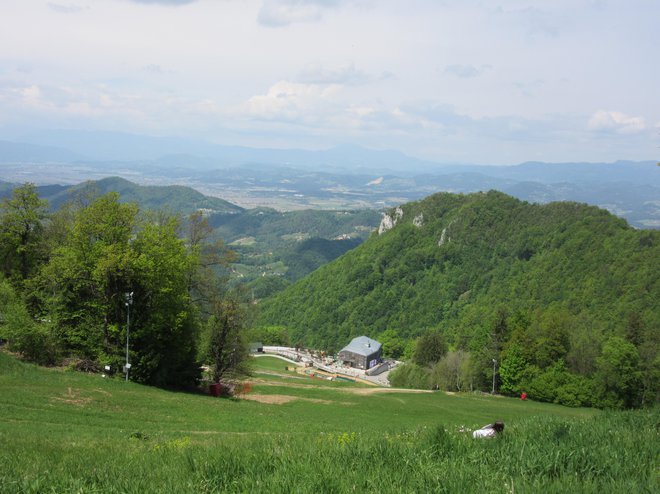 Razgled na Celjsko kočo, travnik pa kar kliče po kotaljenju. FOTO: Špela Kuralt/Delo