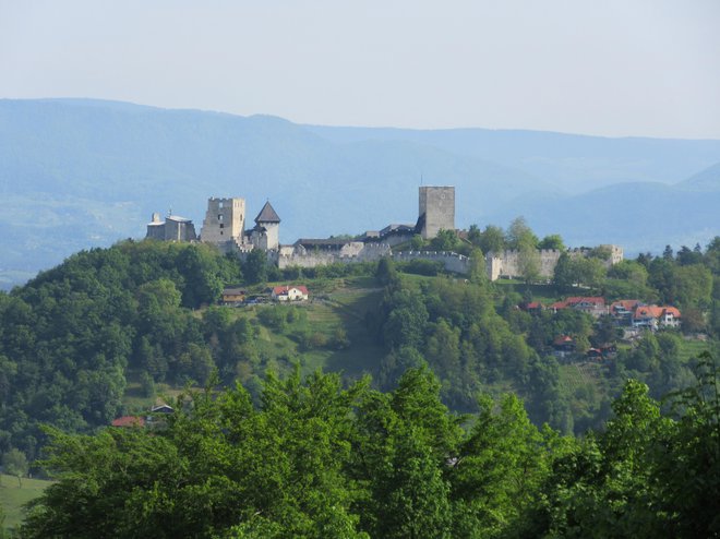 Eden lepših razgledov na celjski Stari grad s poti na Celjsko kočo. FOTO: Špela Kuralt/Delo