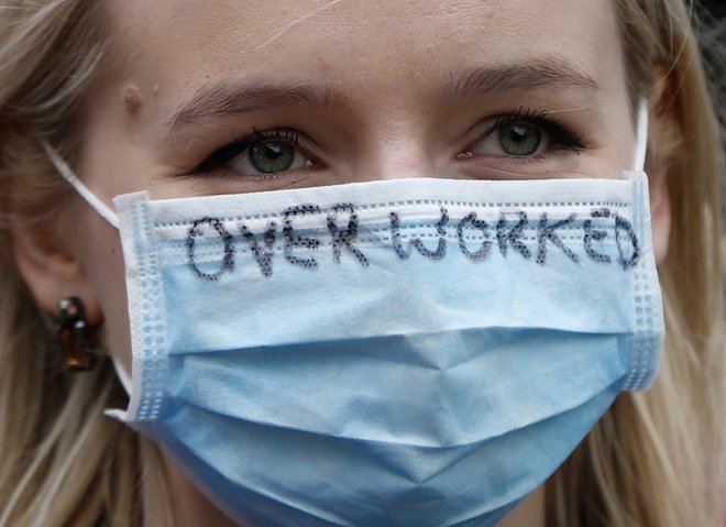 »Revolt zdravstvenega osebja je upravičen, nerazumljiva pa vdanost v usodo pacientov.« Foto Reuters