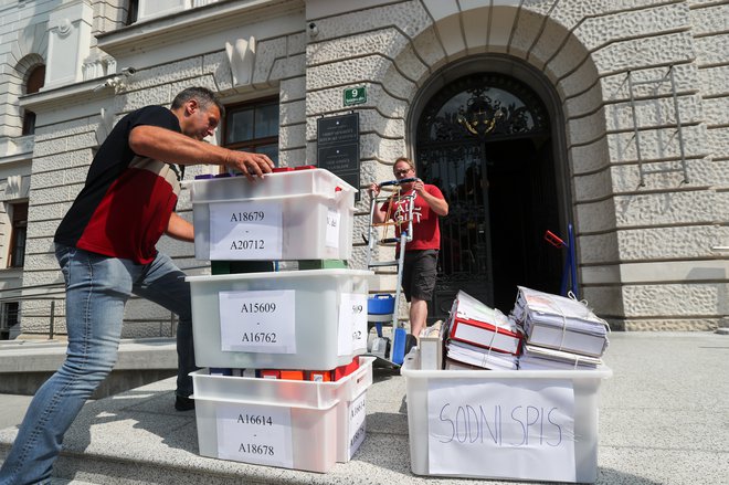 Na ljubljansko sodišče so avgusta 2018 pripeljali obtožnico v 50 škatlah. Specializirano državno tožilstvo je na kazenski oddelek okrožnega sodišča poslalo rekordno obsežno obtožbo s prilogami proti 15 posameznikom ter eni pravni osebi v največjem korupci