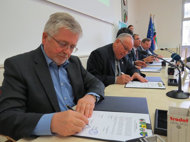 Podpis pisma o nameri o ustanovitvi skupne občinske uprave petih občin. V ospredju ižanski župan Janez Cimperman, za njim Ivan Jordan, župan občine Škofljica. FOTO: Bojan Rajšek/Delo