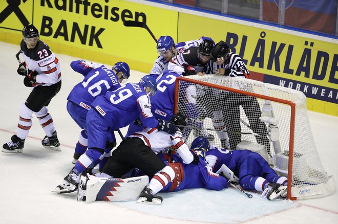 Na tekmi med Slovaško in Kanado se je pošteno iskrilo. FOTO: Reuters
