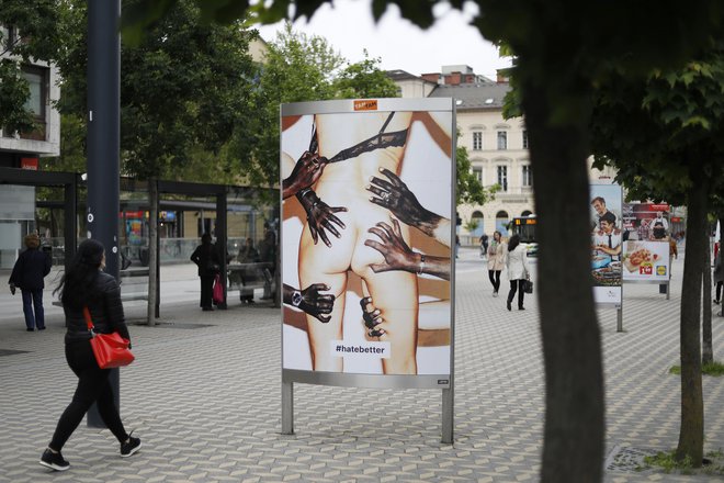 Katarina Stegnar se s plakati, označenimi s <em>#hatebetter</em>, na devetnajstih mestih v središču Ljubljane loteva sovražnega govora. FOTO: Leon Vidic/Delo