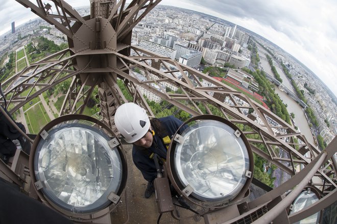 Osvetljuje ga 20.000 žarnic, na leto porabi toliko elektrike kot manjši kraj.