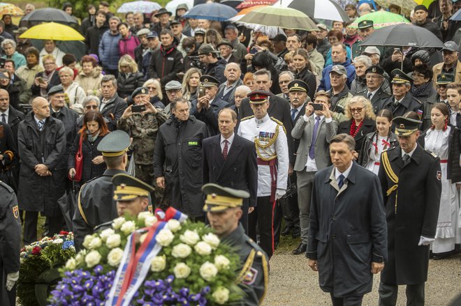 Predsednik republike Borut Pahor in njegov gost, britanski princ Edward sta v Gornjem Suhorju pri Vinici, kjer se je leta 1945 zrušil bombnik z britansko posadko, katere del so partizani rešili pred okupatorji, obeležila prvi dan slovensko-britanskega prijateljstva.<br />
FOTO: Voranc Vogel/Delo