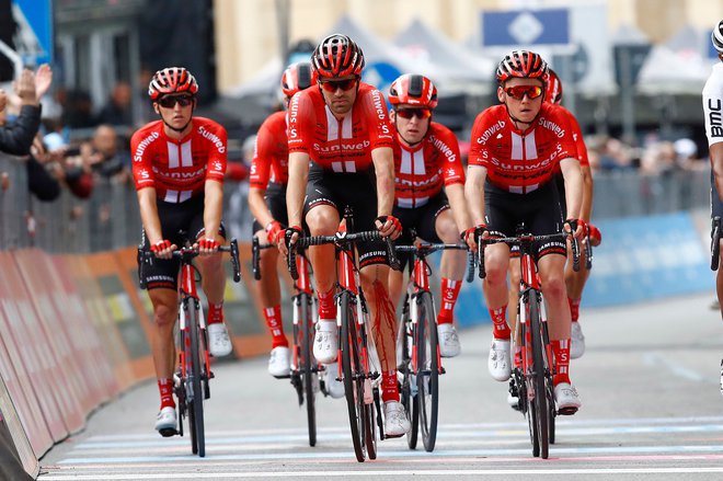 Tom Dumoulin je s krvavim kolenom končal naskok na rožnato majico. FOTO: AFP