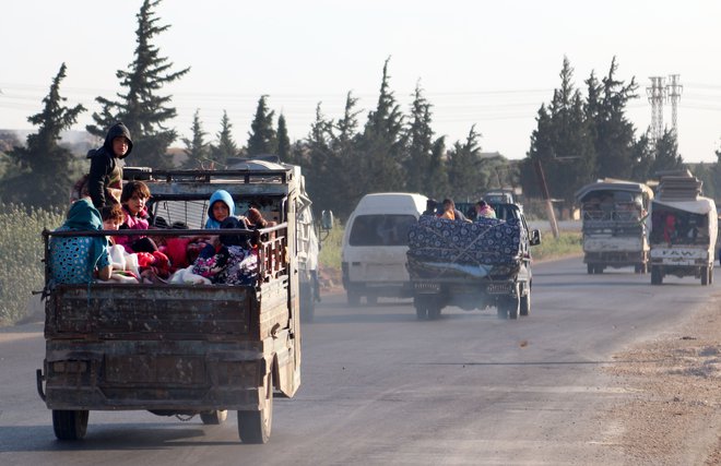 Prebivalci Idliba se poskušajo izogniti novi ofenzivi sirskih vladnih sil, a njihove možnosti za beg so omejene. FOTO: AFP