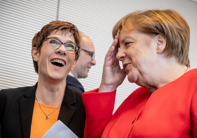 Predsednica največje nemške stranke CDU Annegret Kramp-Karrenbauer bi ob slabih volilnih rezultatih stranke lahko naletela na nepremostljive ovire pri naskoku na kanclersko palačo, v kateri sedi njena mentorica Angela Merkel. FOTO: AFP
