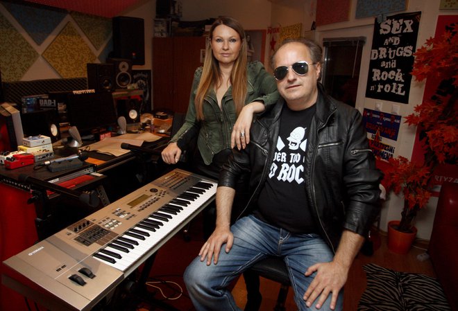 Anja Rupel in Aleš Klinar v Aleševem studiu, Bunkerju, kjer se dogajajo tudi včasih zelo glasne zabave. FOTO: Roman Šipić