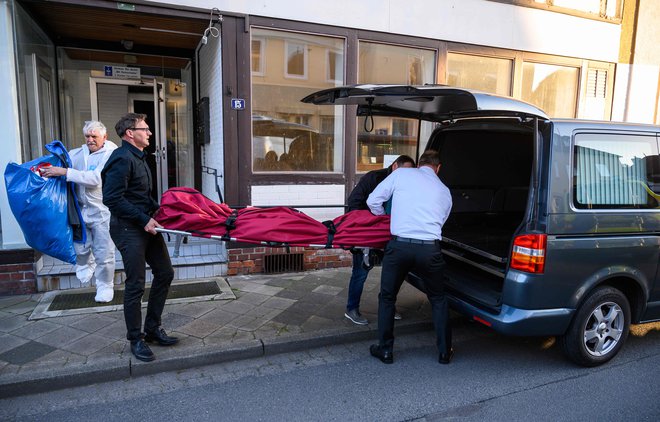 V mestu Gifhorn blizu Hannovra so našli še dve trupli. FOTO: AFP