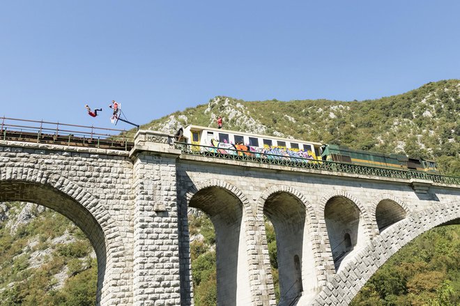 Legendarna predstava na drvečem vlaku na solkanskem mostu. FOTO: Katja Pokorn