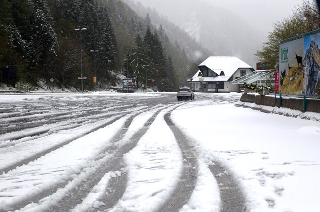 Še včeraj je snežilo na Ljubelju, zdaj vendarle kaže, da se bo otoplilo. FOTO: Roman Šipić/Delo