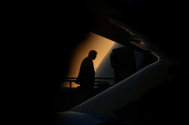 Ameriški predsednik vstopa v predsedniško letalo Air Force One po končanem obisku v New Orleansu. Foto Leah Millis Reuters
