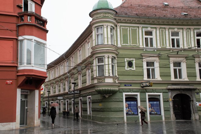 Nekdanji prostori Kompasa Celje na Glavnem trgu 1 v središču Celja. FOTO: Brane Piano