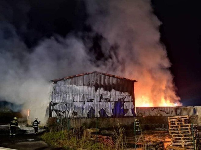 Požar v sortirnici odpadkov podjetja Salomon v Lenartu. FOTO: PGD Benedikt