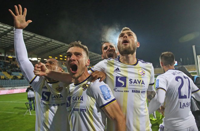 Marcos Tavares (levo), Blaž Vrhovec, Alexandru Cretu in drugi Mariborčani so z navijači veselo slavili 15. naslov najboljšega v državi. FOTO: Tadej Regent/Delo