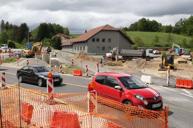 Na Škofljici so že začeli preurejati plastično krožišče v betonsko. FOTO: Tomi Lombar/Delo