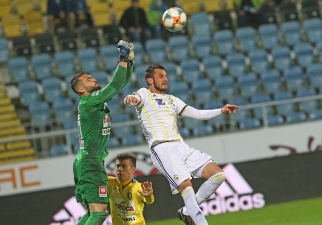 Mariborski branilec Saša Ivković je imel v mladih Celjanih (vratarju Metod Jurharju, Janezu Pišku) neugodne tekmece, ki so klonili šele v finšu. FOTO: Tadej Regent/Delo