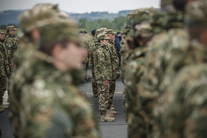 Statistike s portala plač ministrstva za javno upravo kažejo, da so vojaki med skupinami, ki so se jim med letoma 2015 in 2018 prihodki najbolj izboljšali, povprečno za četrtino. FOTO: Uroš Hočevar/Delo