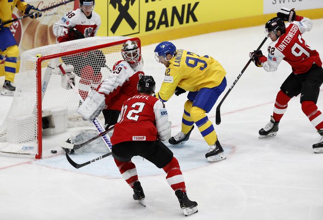 Gabriel Landeskog je na svoji prvi tekmi tega prvenstva hitro zabil vodilni gol. FOTO: Reuters