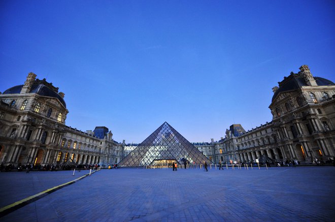 Steklena piramida je zdaj ena najbolj prepoznavnih znamenitosti Pariza. FOTO: Lionel Bonaventure/AFP