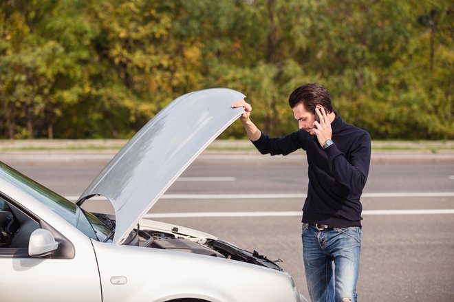 Za okvare na cesti, ki zahtevajo posredovanje, je danes večkrat kot nekoč vzrok v električni napeljavi,<br />
Foto Shutterstock