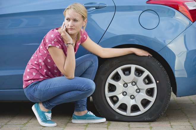 Razlog za posredovanje na cesti so pri nas pogosto tudi prazne pnevmatike, ki pa so vse bolj posledica vandalizma.<br />
Foto  Shutterstock
