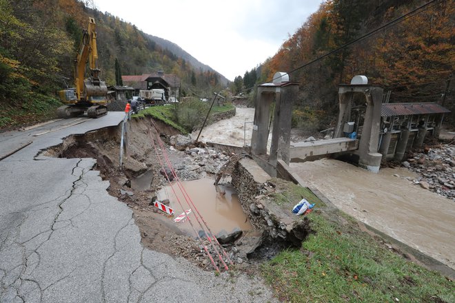 Pri nas večjo škodo povzročijo poplave in plazenje tal. FOTO: Dejan Javornik